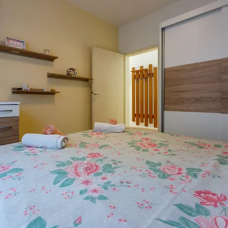 Hundefreundliches Nur 350 Meter Zum Sandstrand Mit Privater Terrasse, Steingrill, Wifi Appartement