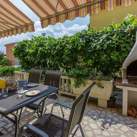 Hundefreundliches Nur 350 Meter Zum Sandstrand Mit Privater Terrasse, Steingrill, Wifi Apartment Crikvenica