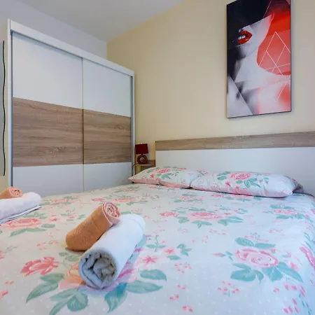 Hundefreundliches Nur 350 Meter Zum Sandstrand Mit Privater Terrasse, Steingrill, Wifi Appartement Crikvenica
