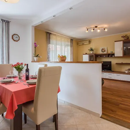 Hundefreundliches Nur 350 Meter Zum Sandstrand Mit Privater Terrasse, Steingrill, Wifi Crikvenica
