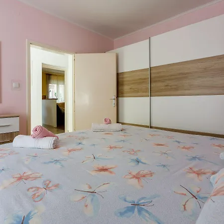 Appartement Hundefreundliches Nur 350 Meter Zum Sandstrand Mit Privater Terrasse, Steingrill, Wifi *