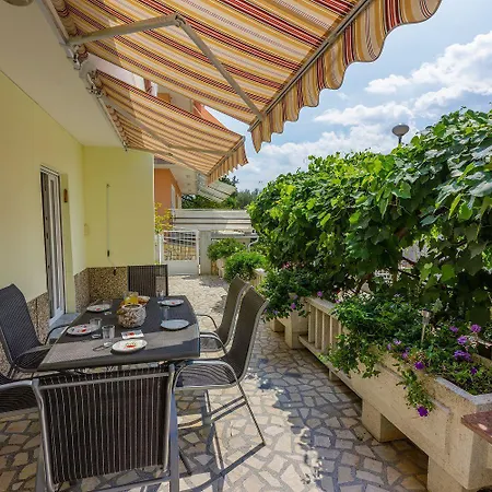 Appartement Hundefreundliches Nur 350 Meter Zum Sandstrand Mit Privater Terrasse, Steingrill, Wifi Crikvenica