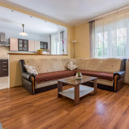 Hundefreundliches Nur 350 Meter Zum Sandstrand Mit Privater Terrasse, Steingrill, Wifi Crikvenica