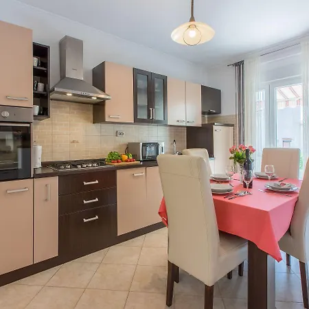 Hundefreundliches Nur 350 Meter Zum Sandstrand Mit Privater Terrasse, Steingrill, Wifi * Crikvenica