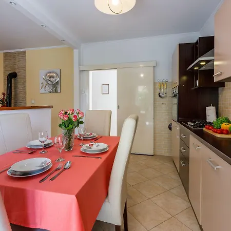 Appartement Hundefreundliches Nur 350 Meter Zum Sandstrand Mit Privater Terrasse, Steingrill, Wifi Crikvenica