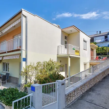 Hundefreundliches Nur 350 Meter Zum Sandstrand Mit Privater Terrasse, Steingrill, Wifi * Crikvenica