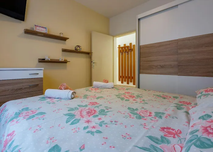 Hundefreundliches Nur 350 Meter Zum Sandstrand Mit Privater Terrasse, Steingrill, Wifi דירה