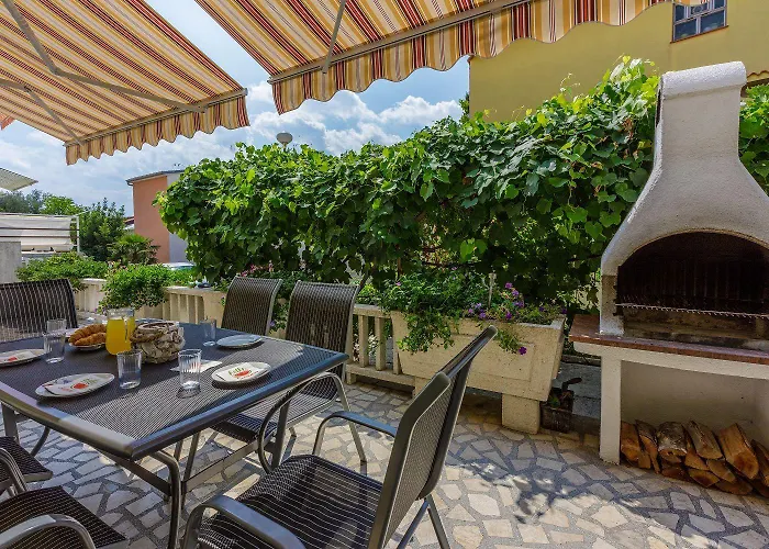 Hundefreundliches Nur 350 Meter Zum Sandstrand Mit Privater Terrasse, Steingrill, Wifi דירה קריקווניצה