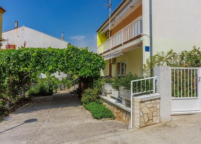 Hundefreundliches Nur 350 Meter Zum Sandstrand Mit Privater Terrasse, Steingrill, Wifi דירה