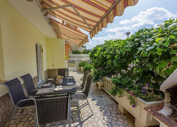 דירה Hundefreundliches Nur 350 Meter Zum Sandstrand Mit Privater Terrasse, Steingrill, Wifi קריקווניצה