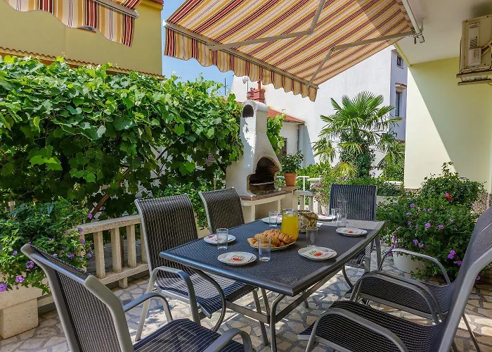 דירה Hundefreundliches Nur 350 Meter Zum Sandstrand Mit Privater Terrasse, Steingrill, Wifi קריקווניצה