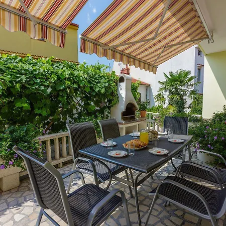 アパート Hundefreundliches Nur 350 Meter Zum Sandstrand Mit Privater Terrasse, Steingrill, Wifi